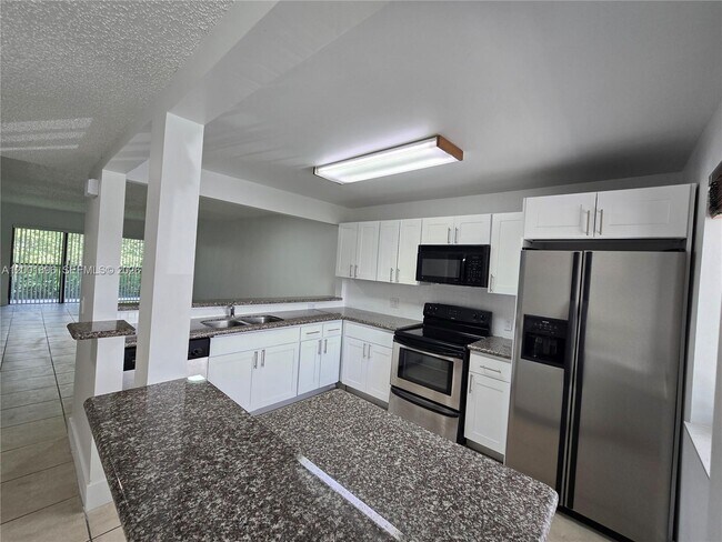 Building Photo - 310 Racquet Club Rd