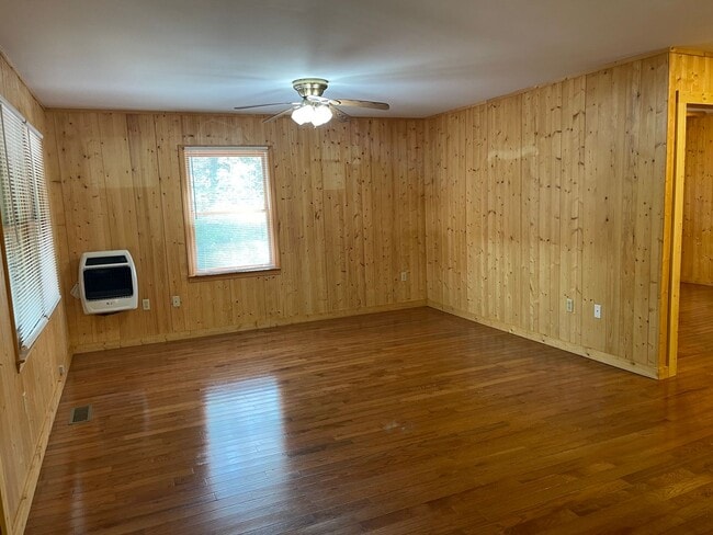 Building Photo - Charming Cabin