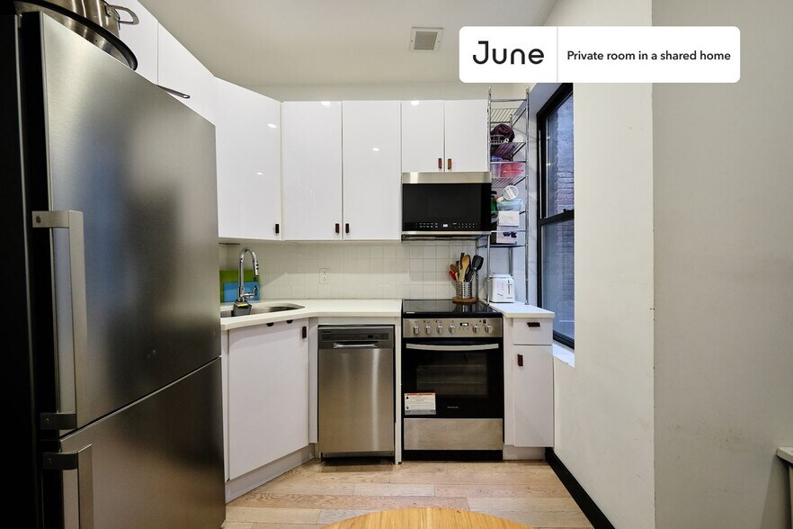 Building Photo - Room in Shared 3 bed/3 bath home