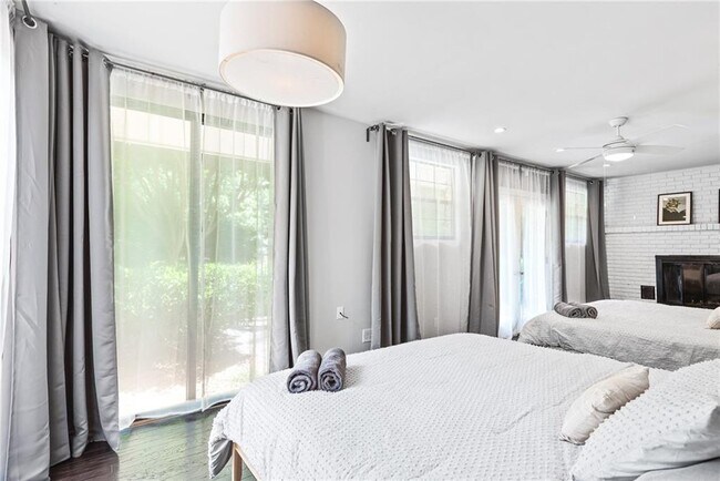 Building Photo - 1257 Briar Hills Dr NE