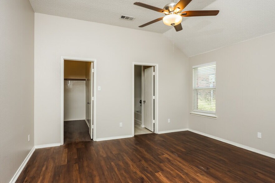 Building Photo - 2133 Acorn Grove