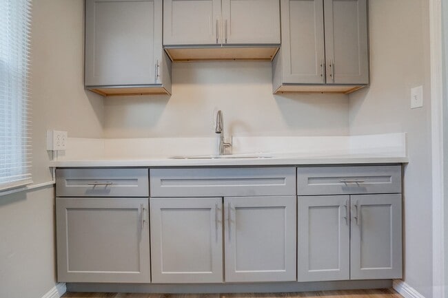 Building Photo - Upgraded Studio in Belmont Shore Available Now!!