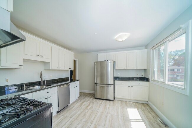 Building Photo - 1274 Beacon St