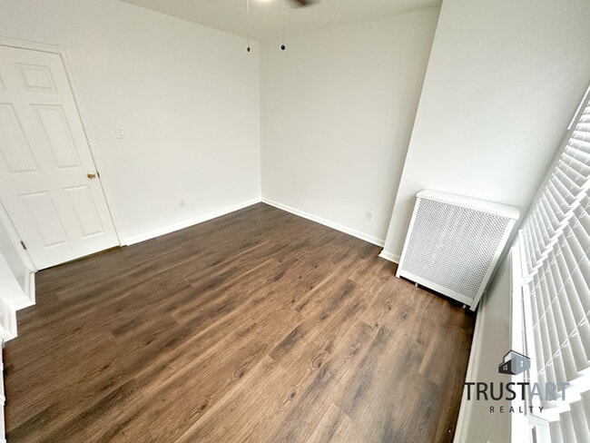Building Photo - 3 Bedroom townhome in neark Parkland, Phil...
