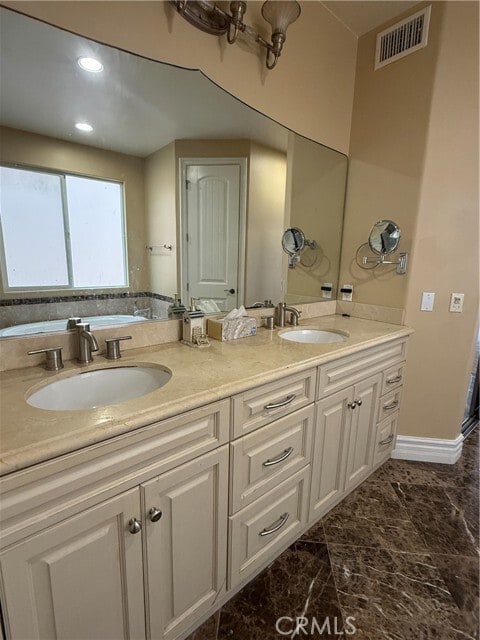 Building Photo - 211 Chicago