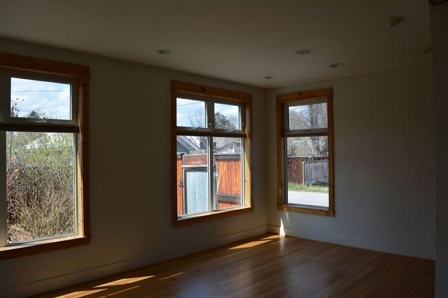 Building Photo - 3 Bed 2 Bath Beautiful Craftsman Home in Missoula $2,900/month