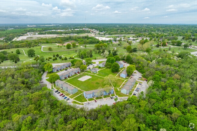 Bryant Manor Apartments - Bryant Manor