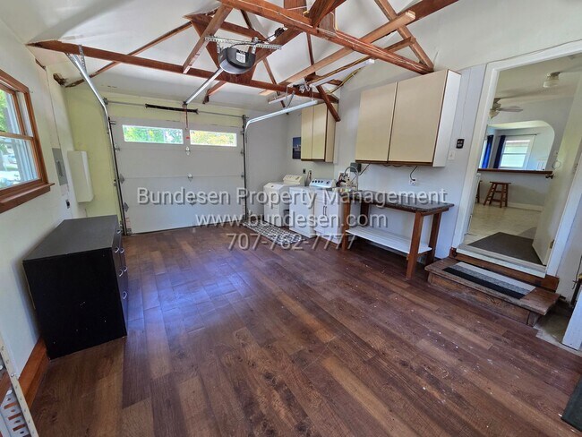 Building Photo - Beautiful 2 bedroom, 1 bath in the desirable Montgomery Village neighborhood - Santa Rosa