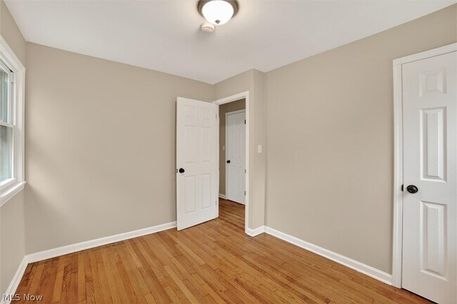 Building Photo - 681 E 258th St