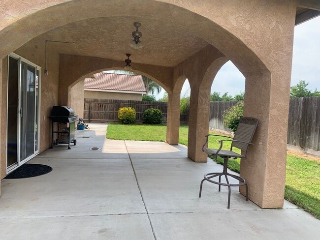 Building Photo - Spacious 2 Story 4 BR 2.5 BA Available Now