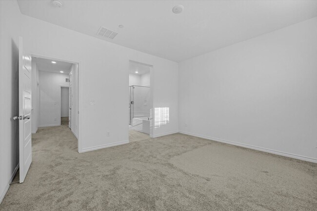 Building Photo - Iron Mountain Townhome with attached garage