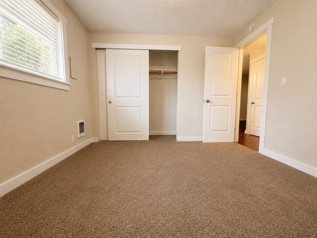 Building Photo - 310-316 S. Manzanita Court