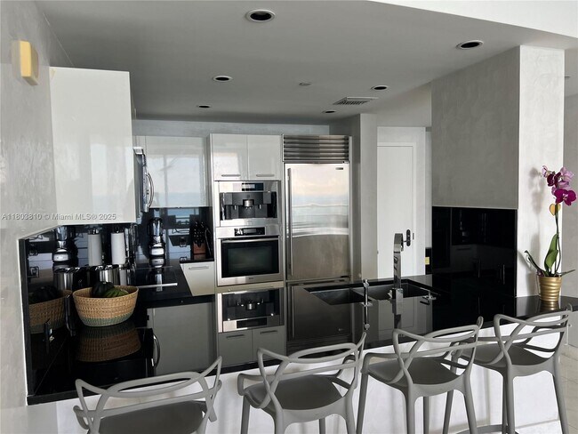 Building Photo - 17121 Collins Ave