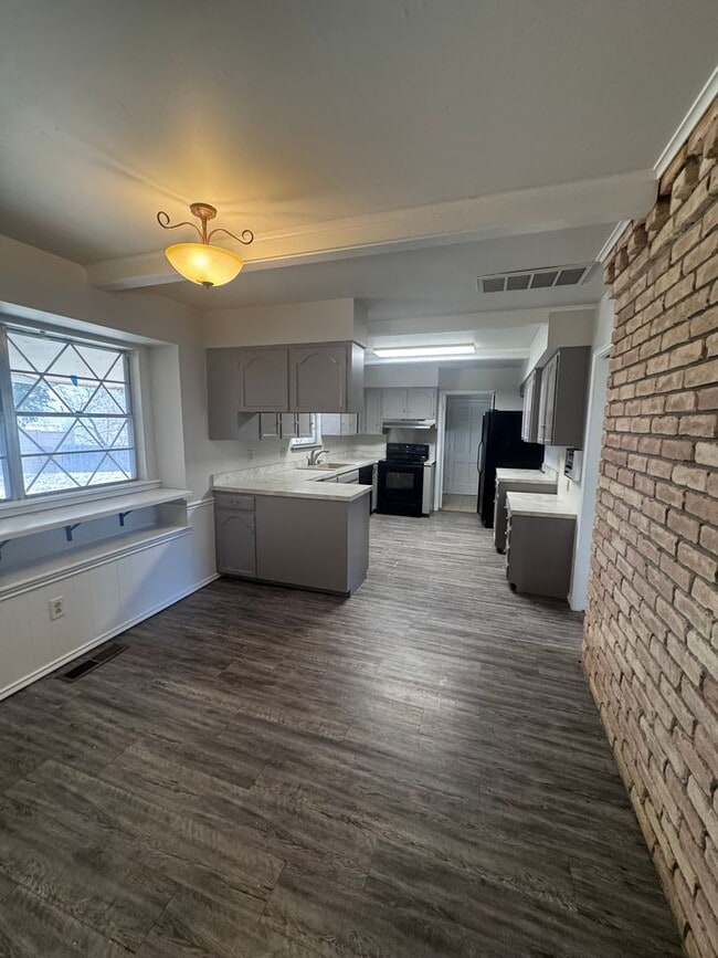 Building Photo - Midtown Tulsa 4 Bedroom Single Level Home!