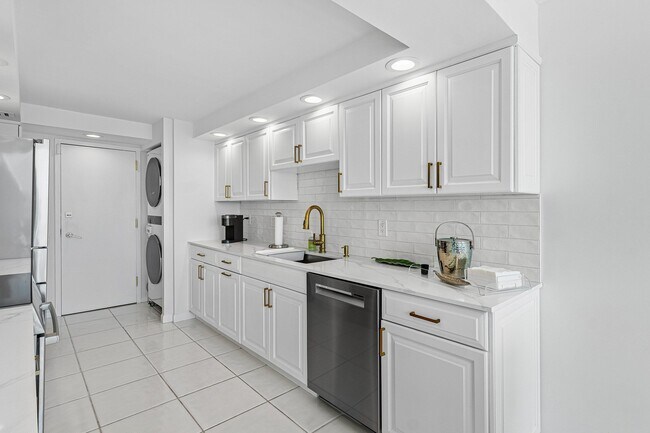 Building Photo - 250 S Ocean Blvd