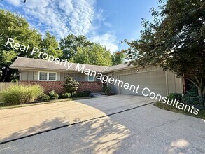 Building Photo - 3 bed 2.5 bath Private Oasis