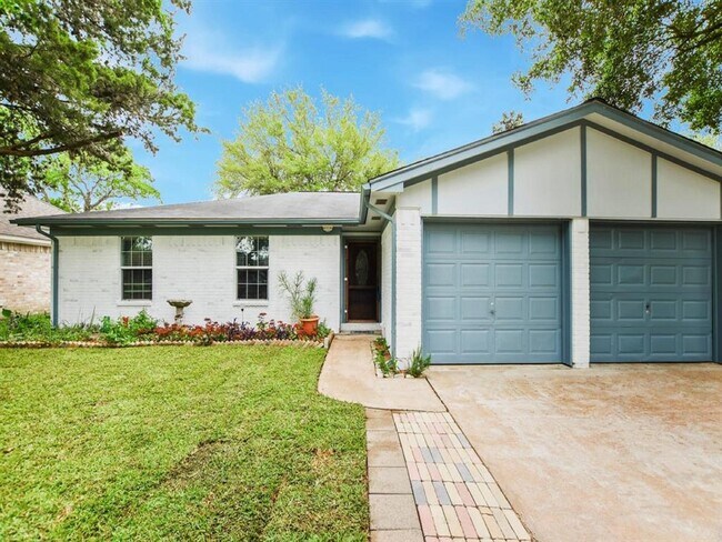 Building Photo - 2528 Village Cir Dr