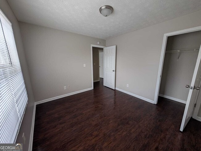 Building Photo - 614 Waynes Ct SE