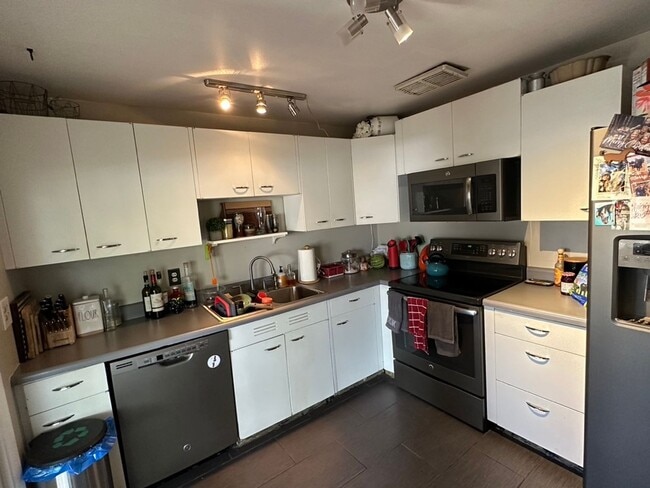 Building Photo - CUTE 3BD RANCHER WITH CHARACTER IN CENTRAL...