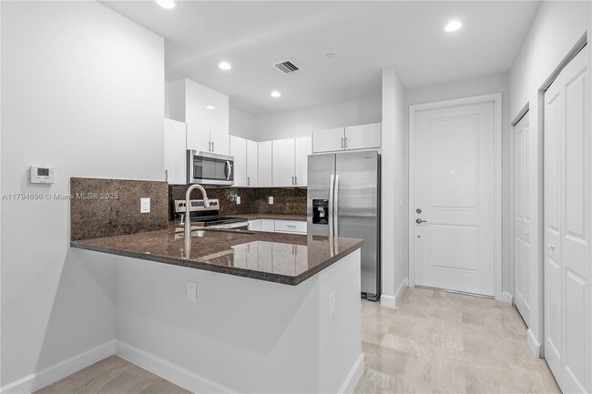 Building Photo - 5745 SW 44th Ct
