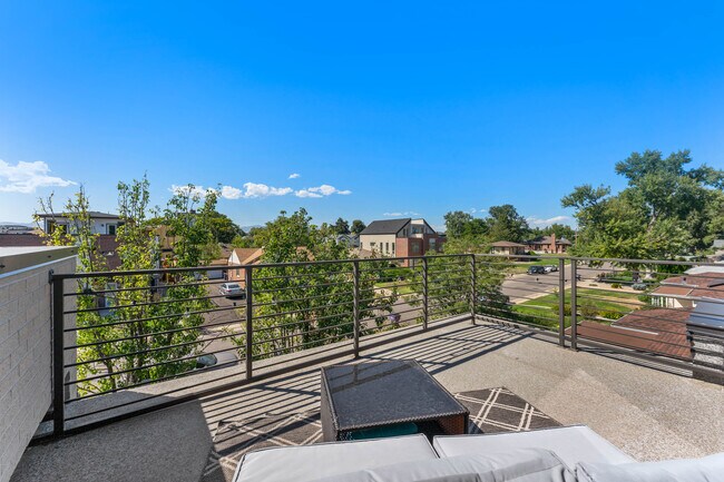 Building Photo - 1544 Utica St