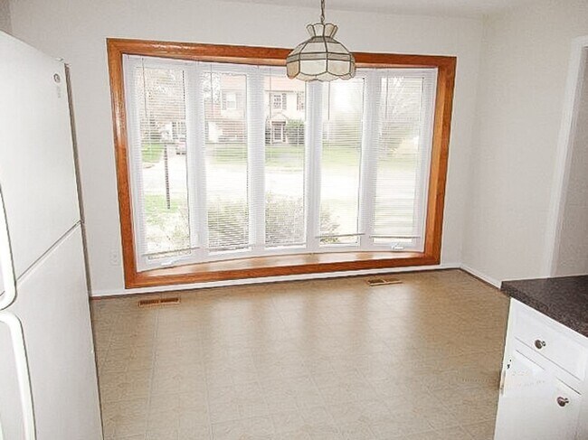Building Photo - Stunning 4 Bedroom 2.5 Bathroom 3-Level Ho...
