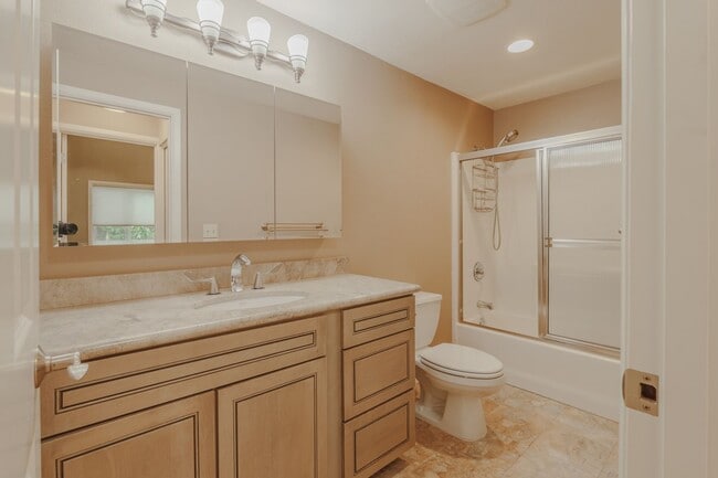 Building Photo - 2 Bedroom 1.75 Bathroom Townhome in Federal Way WA