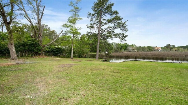 Building Photo - Renovated Waterfront Home