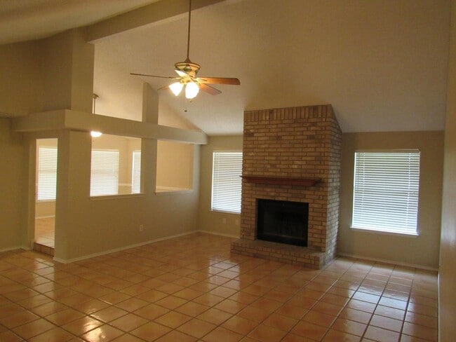 Building Photo - 3 Bedroom in Encino Park!