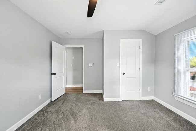 Building Photo - 931 Kenton Ave