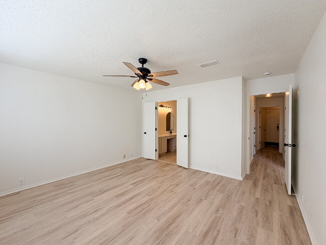 Building Photo - 4-Bedroom, 2.5-Bath, 2 Story Home in Fort Worth!