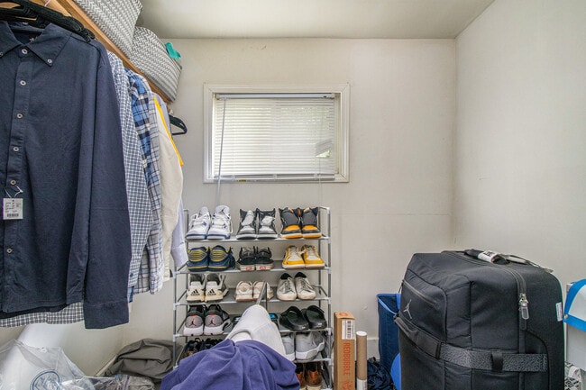 Building Photo - 927 S Division St