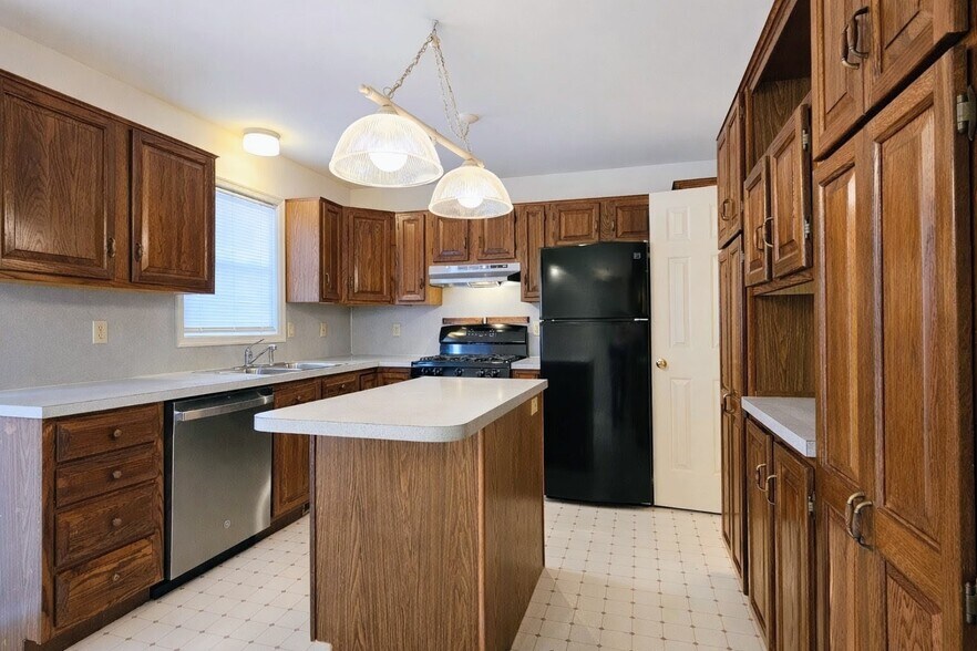 Building Photo - 83 Brookfield Rd