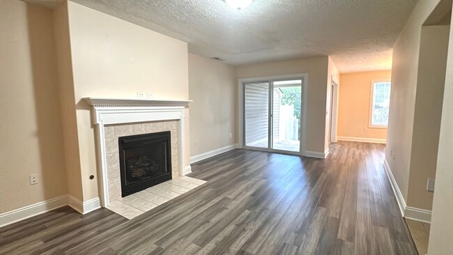 Building Photo - Huff Heritage Townhome  3 Bed, 2.5 Bath  A...