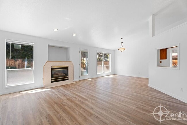 Building Photo - 16007 NE 37th St