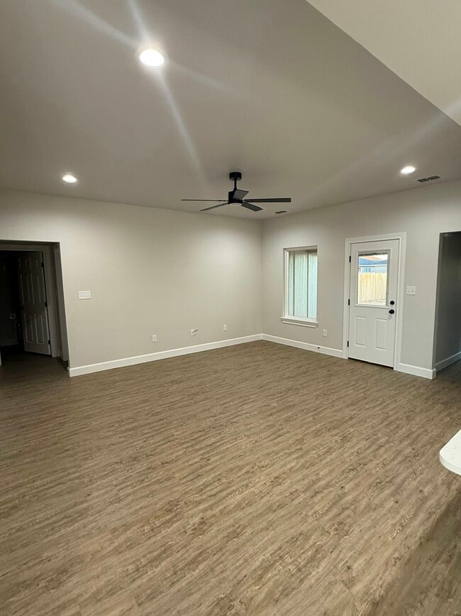 Building Photo - 275 Waterloo Dr