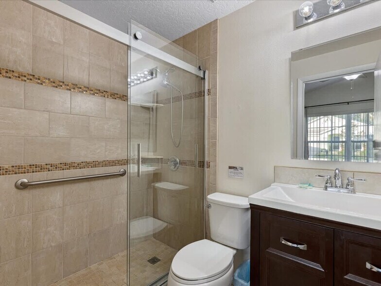 Building Photo - 520 Castlemain Cir