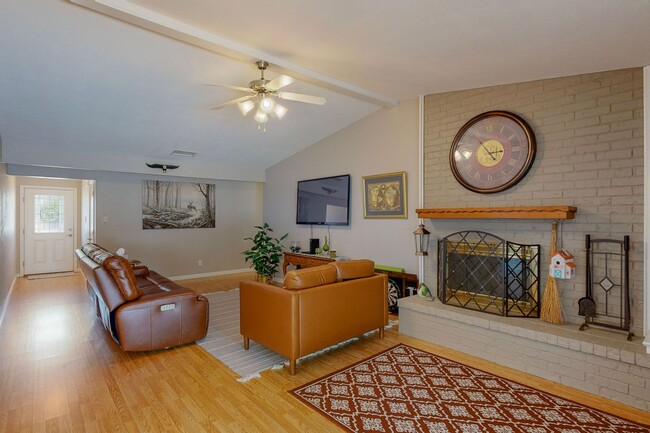 Building Photo - Available Mid-June | 3 Bedroom Arlington H...