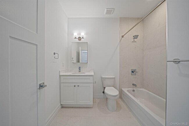 Building Photo - 725 Eastview Dr