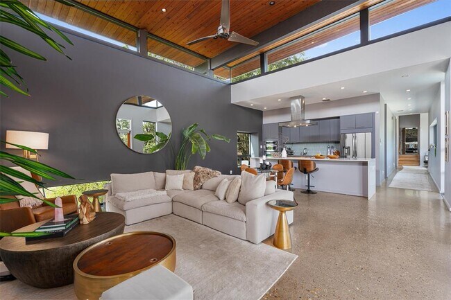 Building Photo - 1302 Socorro Dr