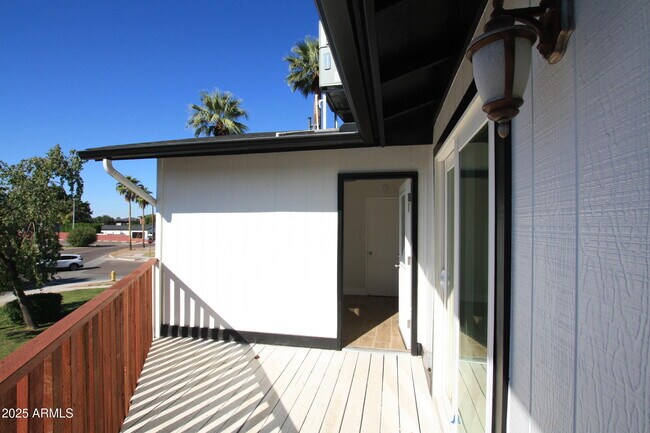 Building Photo - 1333 E Flower St