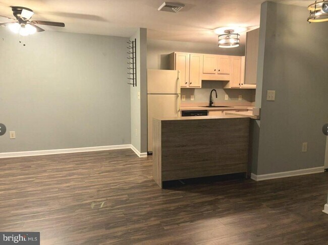 Building Photo - 706 Horseshoe Dr