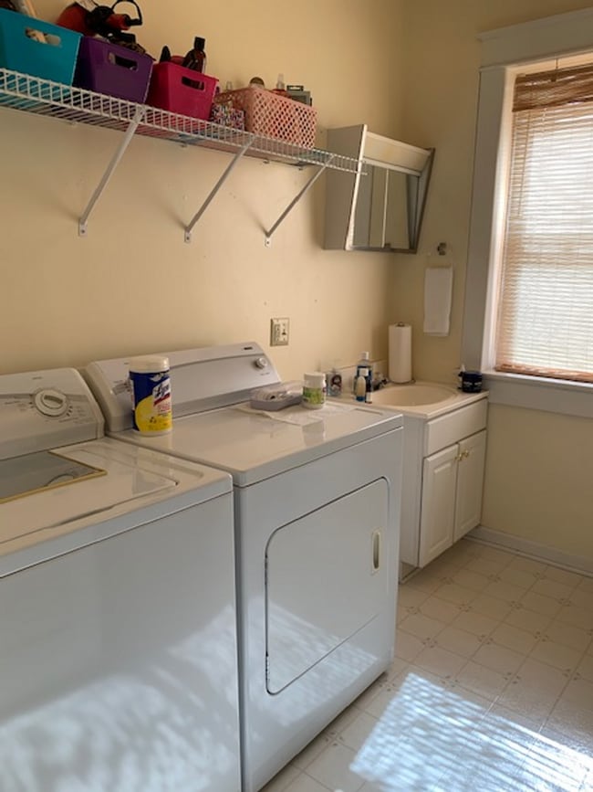 Building Photo - 215 N Lewis St