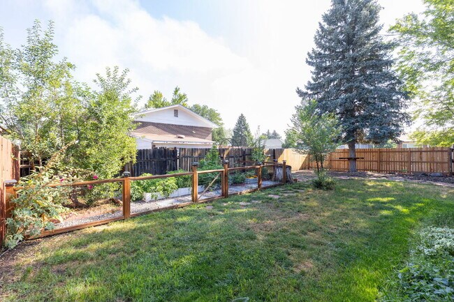 Building Photo - Charming Ranch in North Longmont!