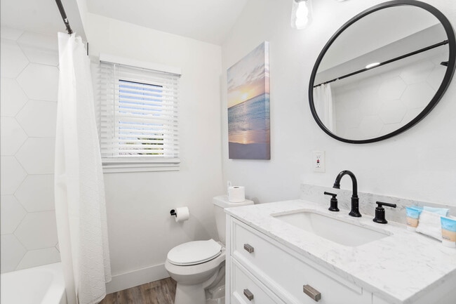 Building Photo - 113 4th Ave