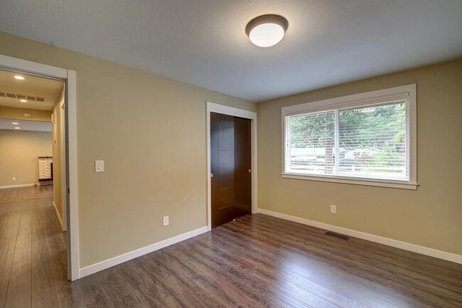 Building Photo - 3bd/2ba Federal Way House