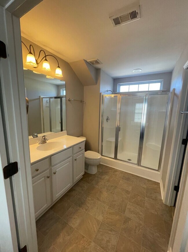 Building Photo - Lovely 3 Bedroom 2.5 bath Home in Bridges Estates, walking distance to Bridgeway Station!!