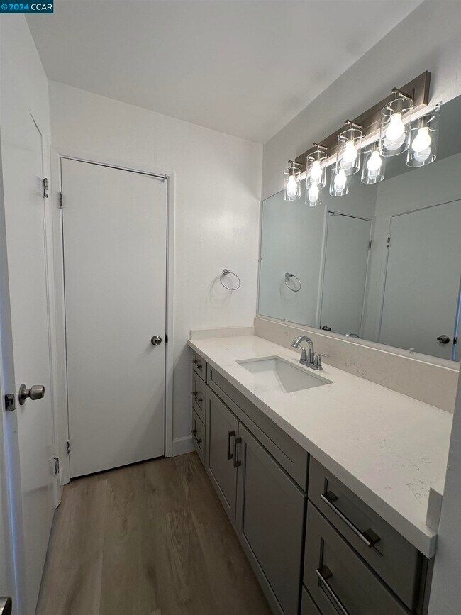 Building Photo - 1700 Siskiyou Dr