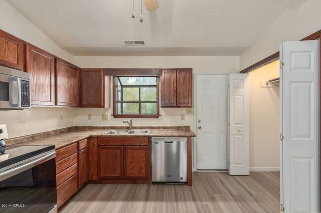 Building Photo - 2 Bedroom, 2 Bathroom Home