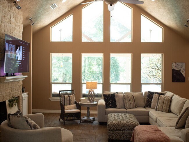 Building Photo - 427 Trace Way Dr